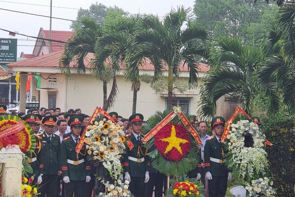 Viếng các Anh hùng Liệt sĩ tại Nghĩa trang Liệt sĩ huyện Đắk Mil nhân dịp đón Tết Nguyên Đán Giáp Thìn năm 2024